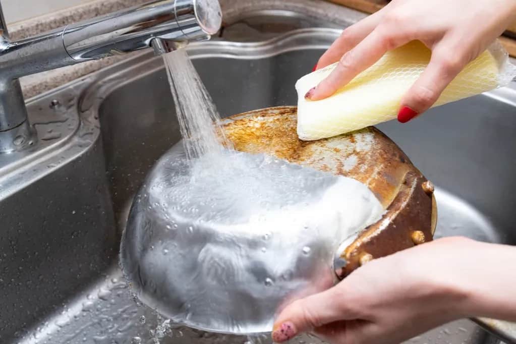 Skuteczne sposoby na to, jak umyć patelnie od spodu bez wysiłku