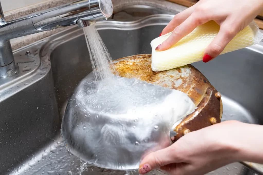 Skuteczne sposoby na to, jak umyć patelnie od spodu bez wysiłku