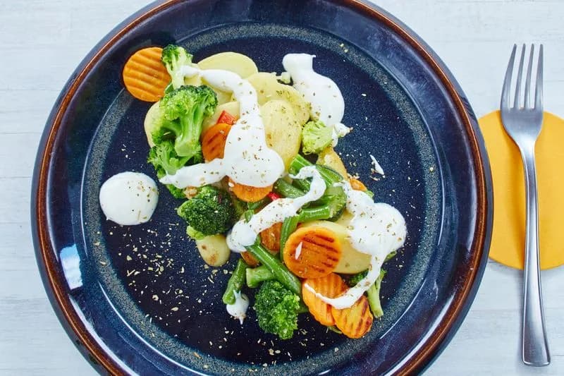 Warzywa na patelnię po grecku z czym podać, aby zachwycić smakiem