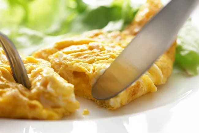 Ile kalorii ma omlet na słodko? Zaskakujące fakty o jego kaloryczności