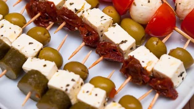 Jak zrobić koreczki na przekąskę, które zachwycą Twoich gości