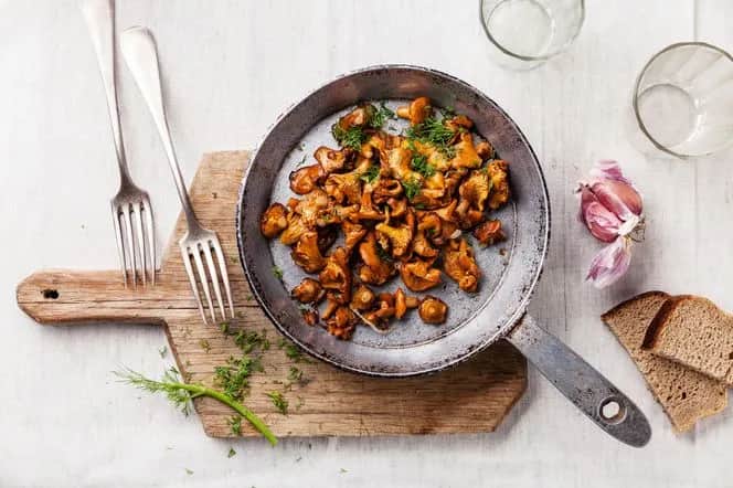 Jak zrobić kurki na patelni - proste przepisy, które zachwycą smakami