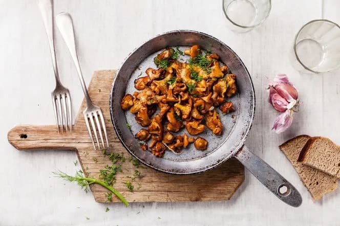 Jak zrobić kurki na patelni - proste przepisy, które zachwycą smakami