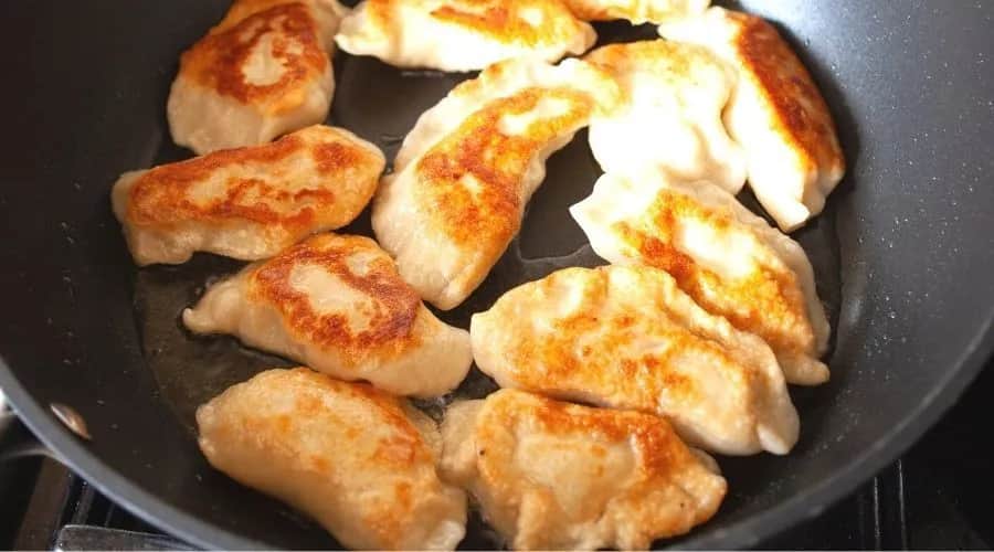 Jak smażyć pierogi na patelni, aby uniknąć przypalenia i przywierania Jak smażyć pierogi na patelni, aby uniknąć przypalenia i przywierania