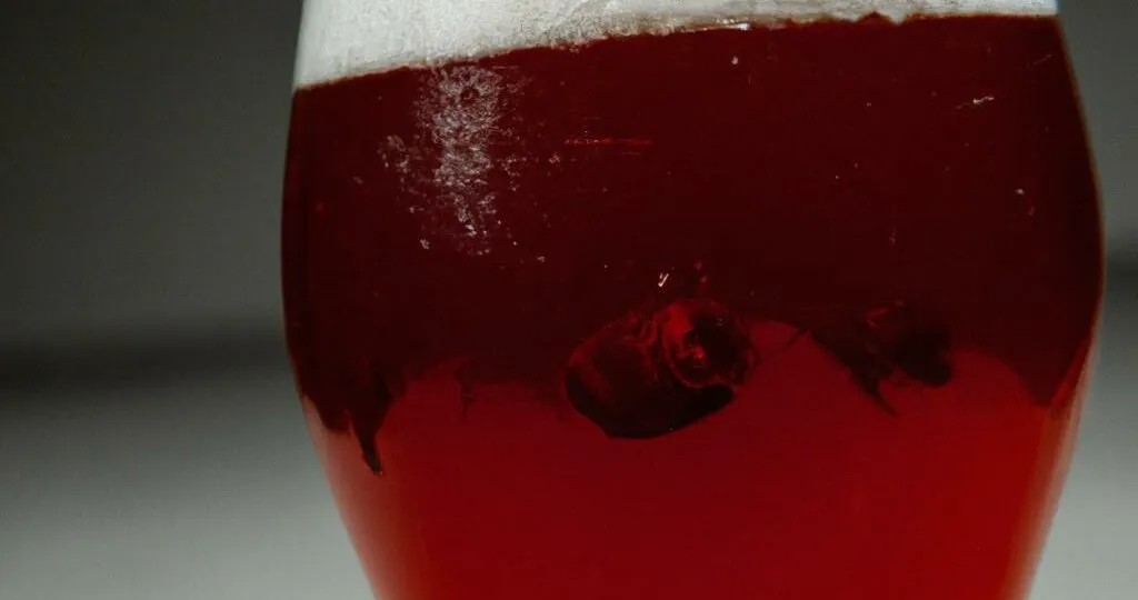 Ile kalorii ma piwo z sokiem malinowym? Sprawdź kaloryczność!