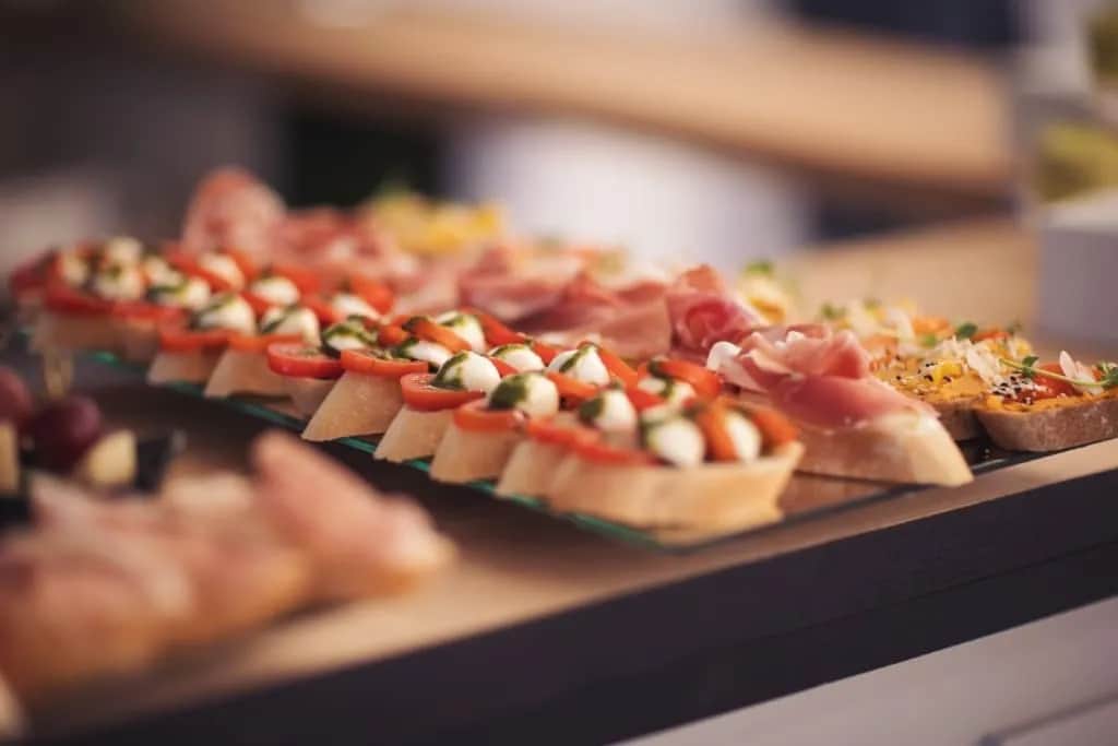 Co na przekąskę do wódki? Najlepsze propozycje na imprezę