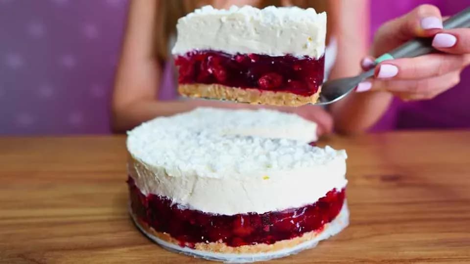 Jak zrobić malinową chmurkę bez pieczenia – łatwy przepis na deser