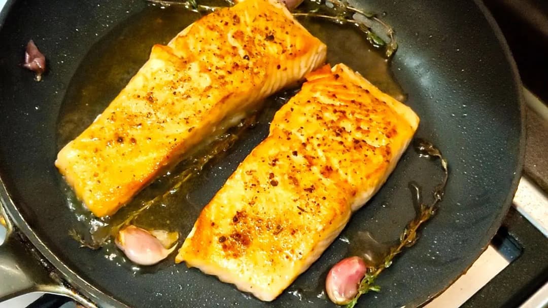 Jak piec łososia na patelni - proste błędy, których warto unikać