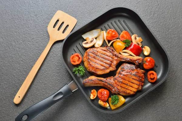 Jak grillować na patelni - proste przepisy, które musisz znać